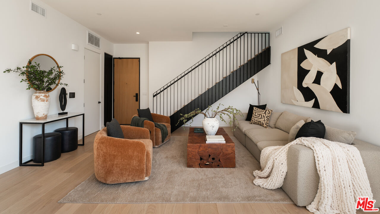 1264 N Harper Ave Unit: PH1