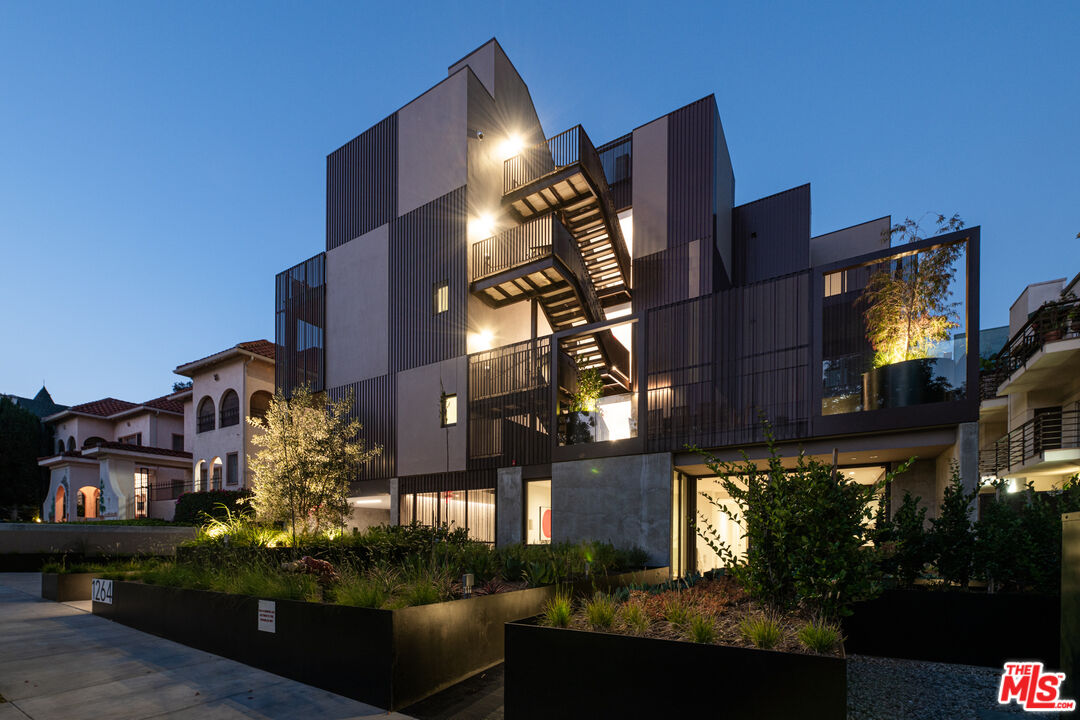 1264 N Harper Ave Unit: 205