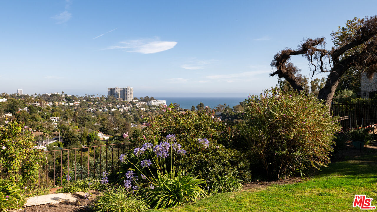 528 Chautauqua Blvd