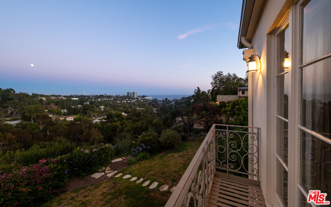528 Chautauqua Blvd
