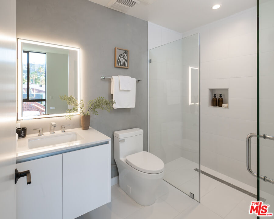 1264 N Harper Ave Unit: 305