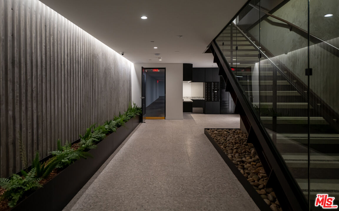 1264 N Harper Ave Unit: 305