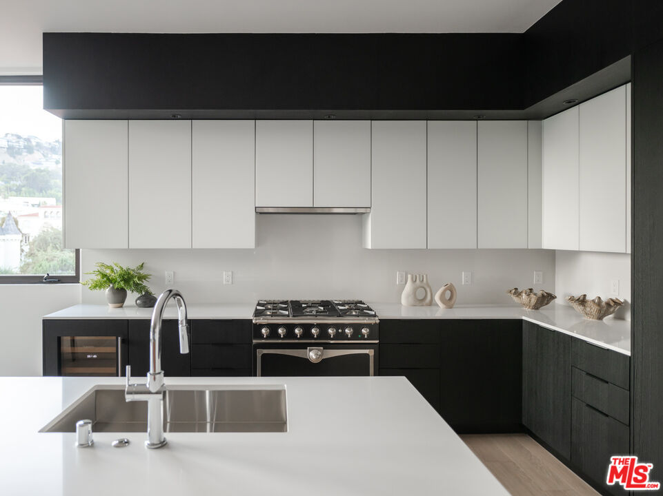 1264 N Harper Ave Unit: 305