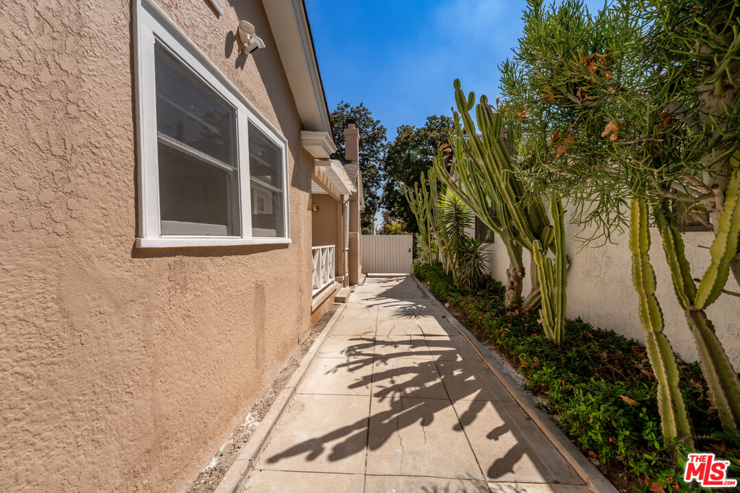 1919 N Catalina St