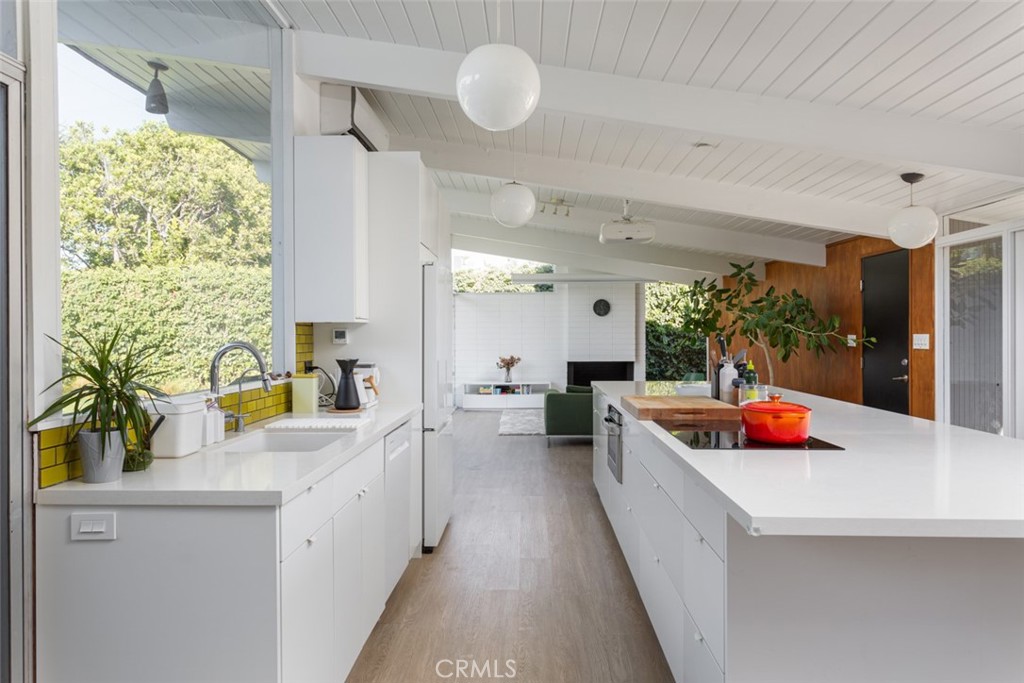 635 E Palmdale Avenue