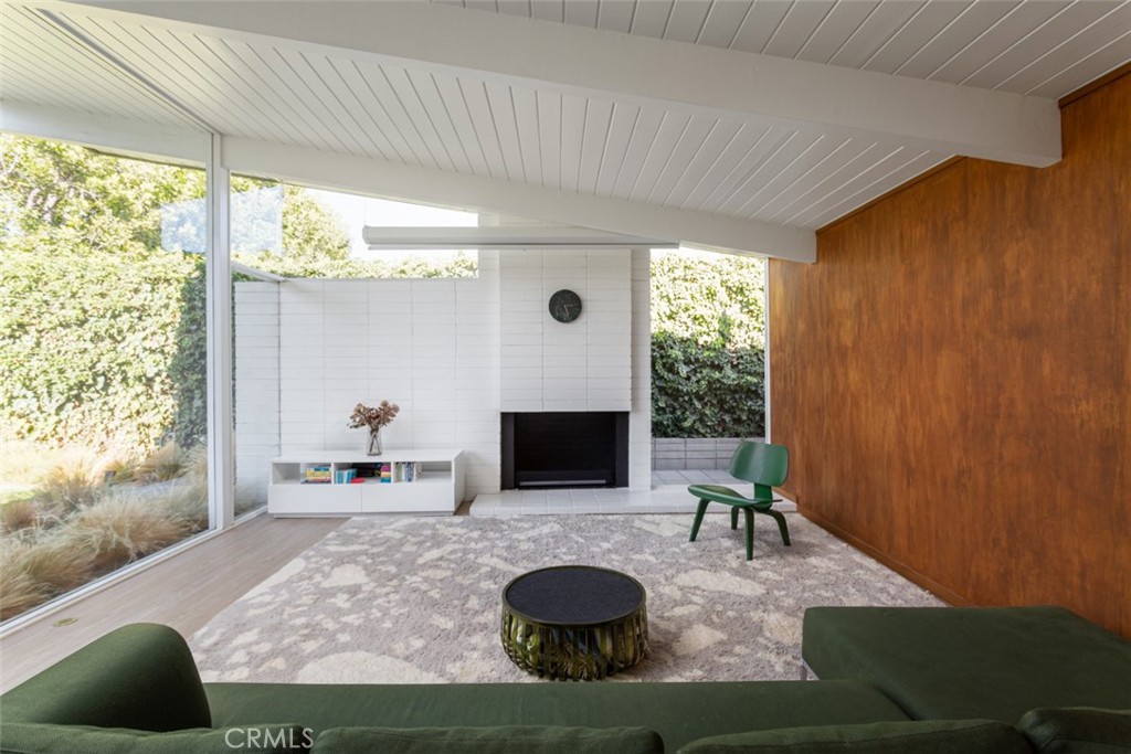 635 E Palmdale Avenue