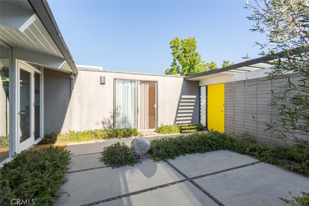 635 E Palmdale Avenue