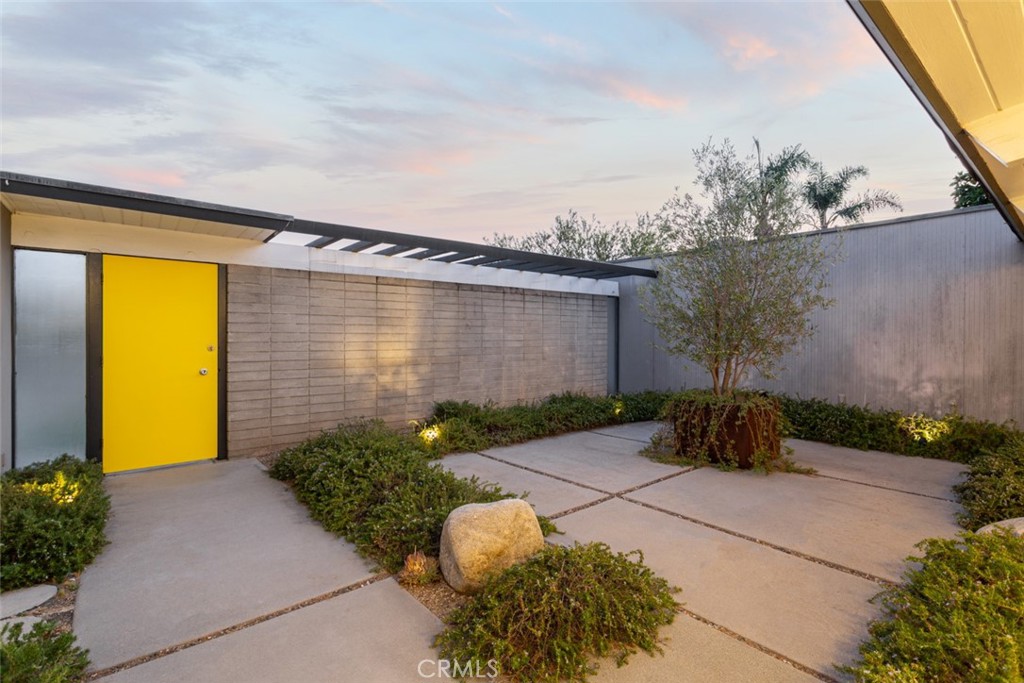 635 E Palmdale Avenue