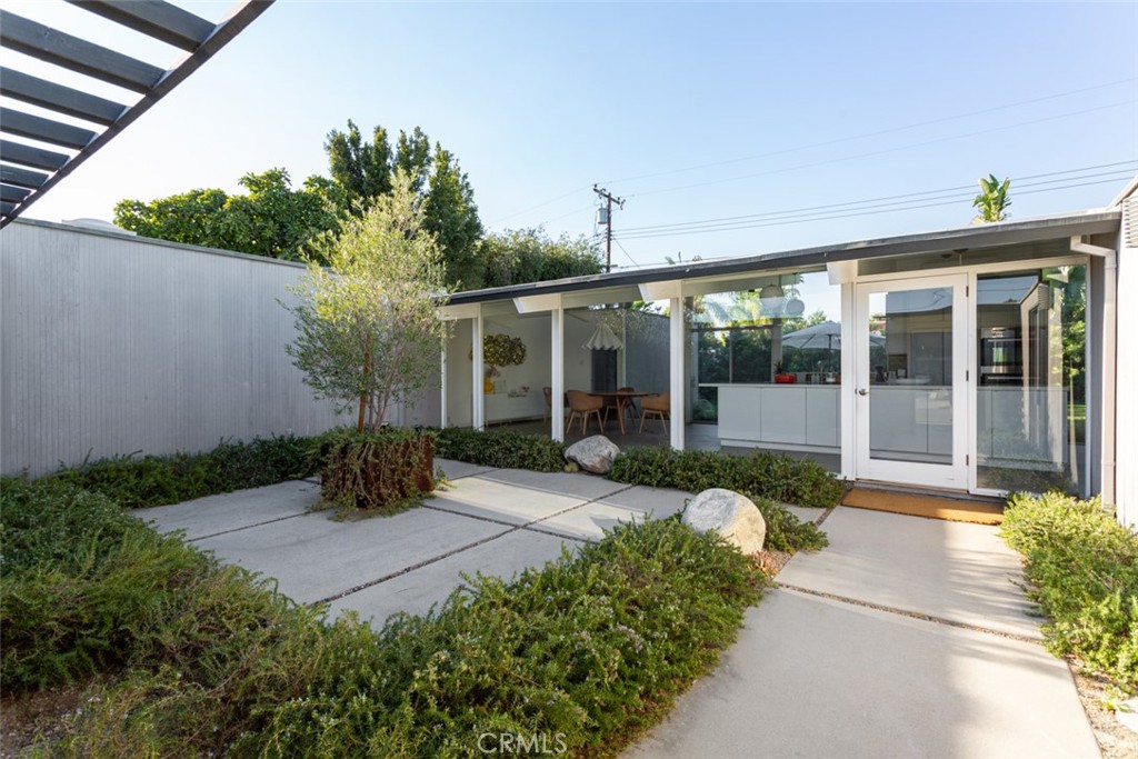 635 E Palmdale Avenue