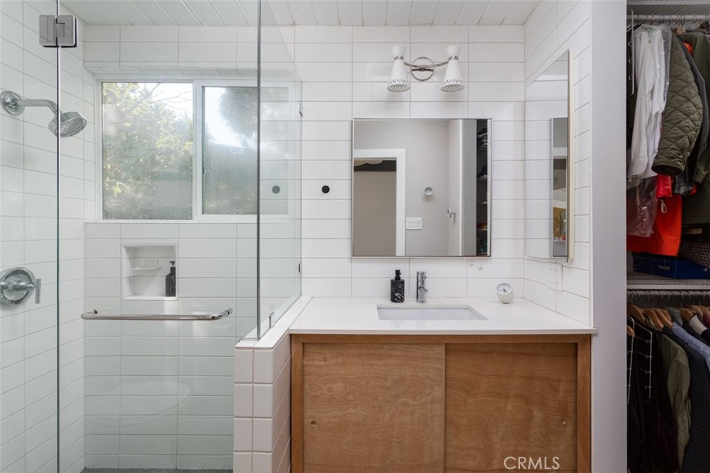 635 E Palmdale Avenue