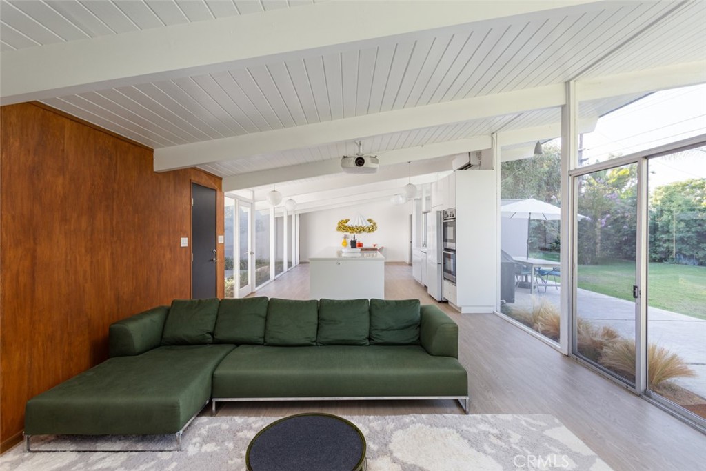 635 E Palmdale Avenue