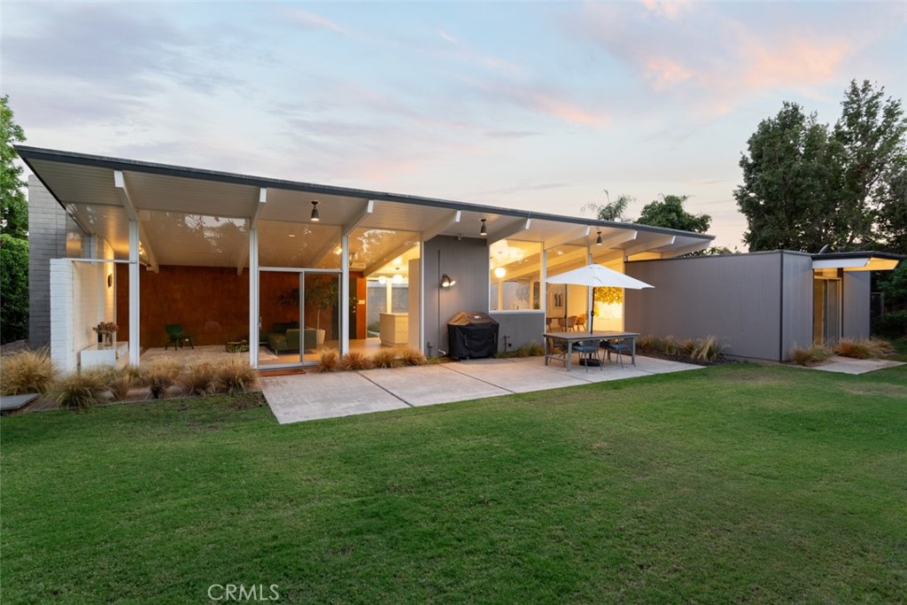 635 E Palmdale Avenue