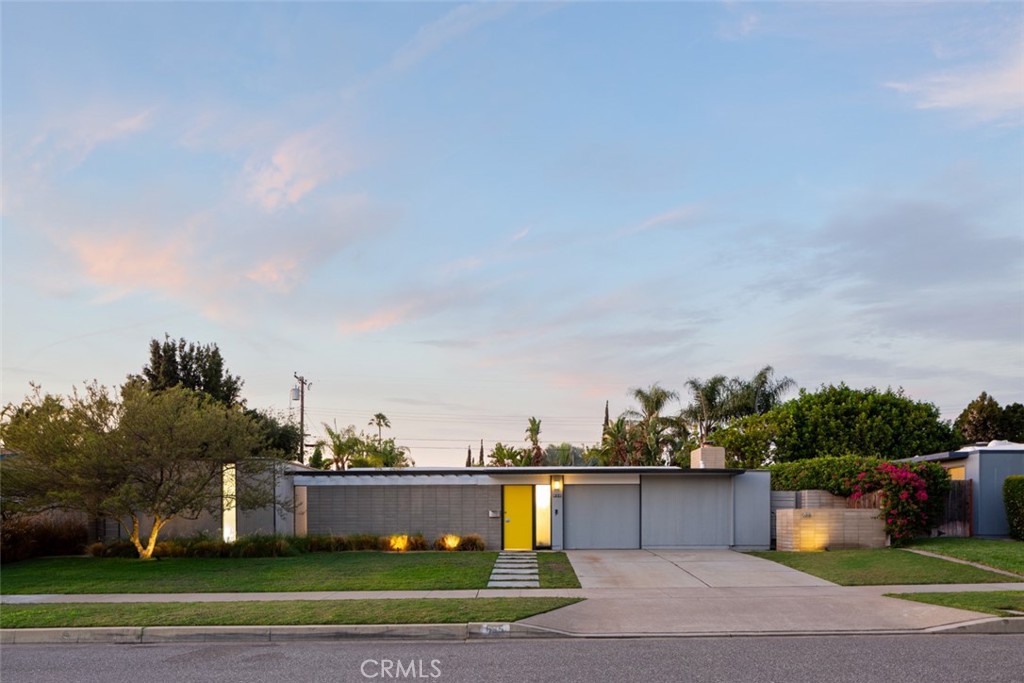 635 E Palmdale Avenue