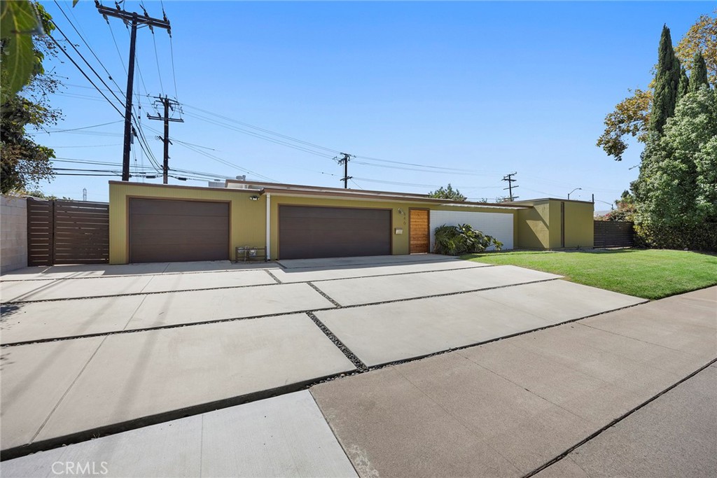 840 E Palmdale Avenue