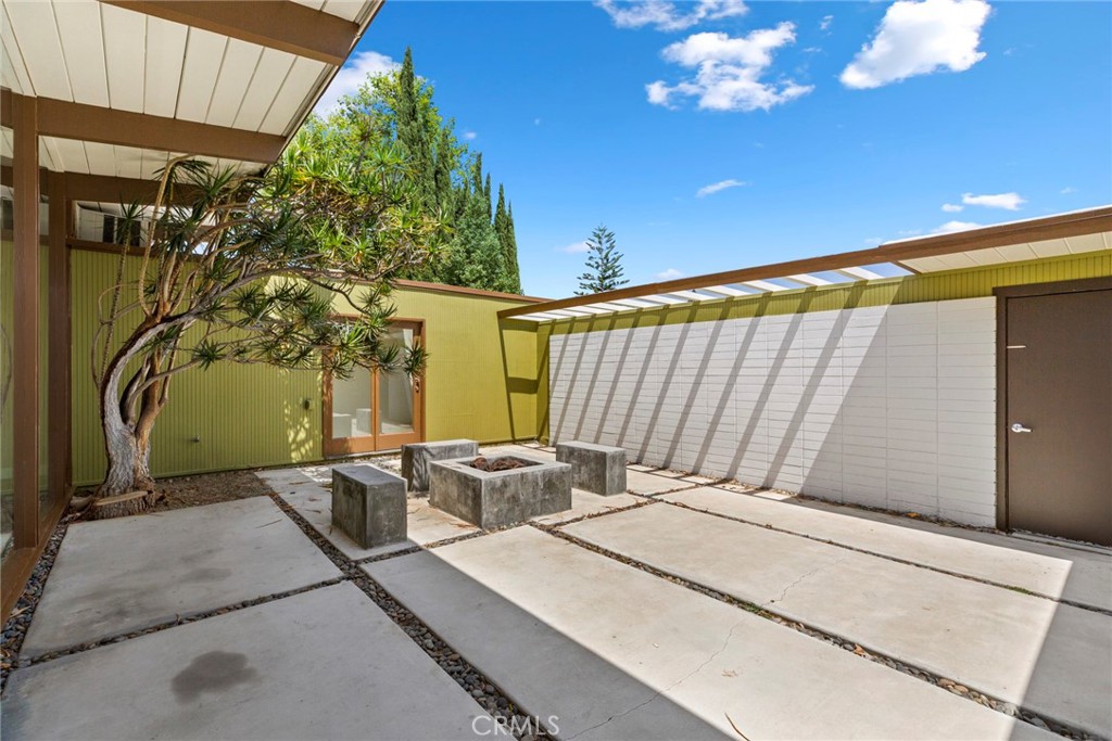 840 E Palmdale Avenue