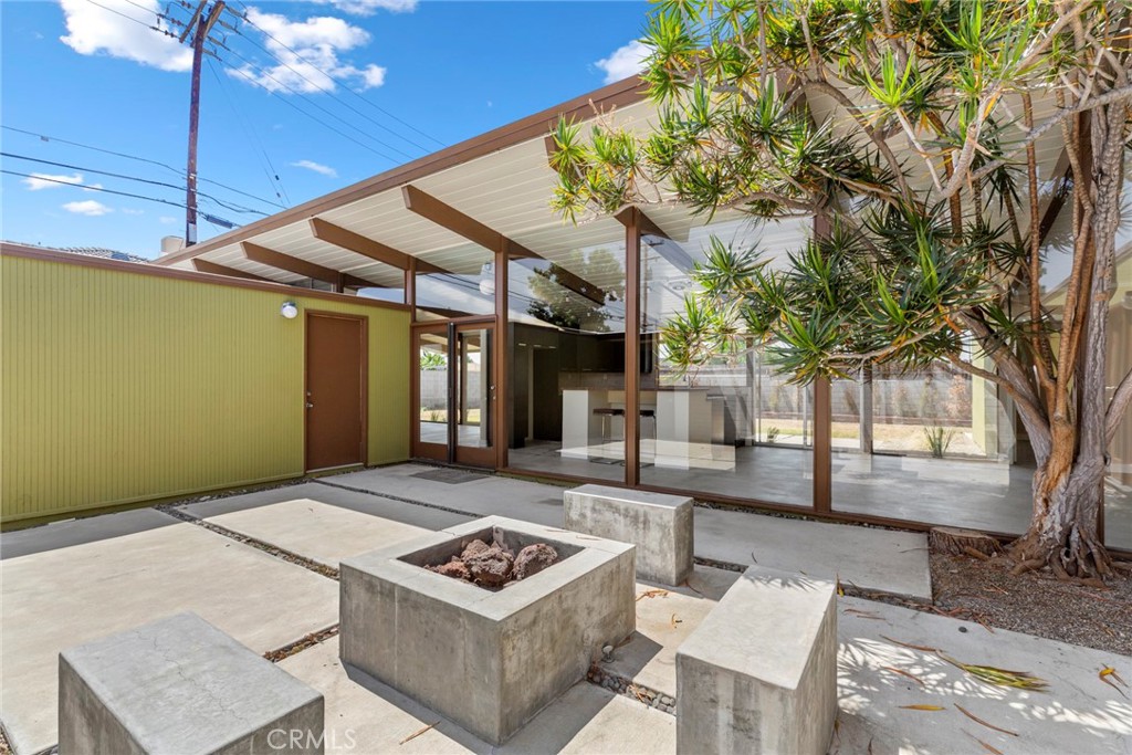 840 E Palmdale Avenue