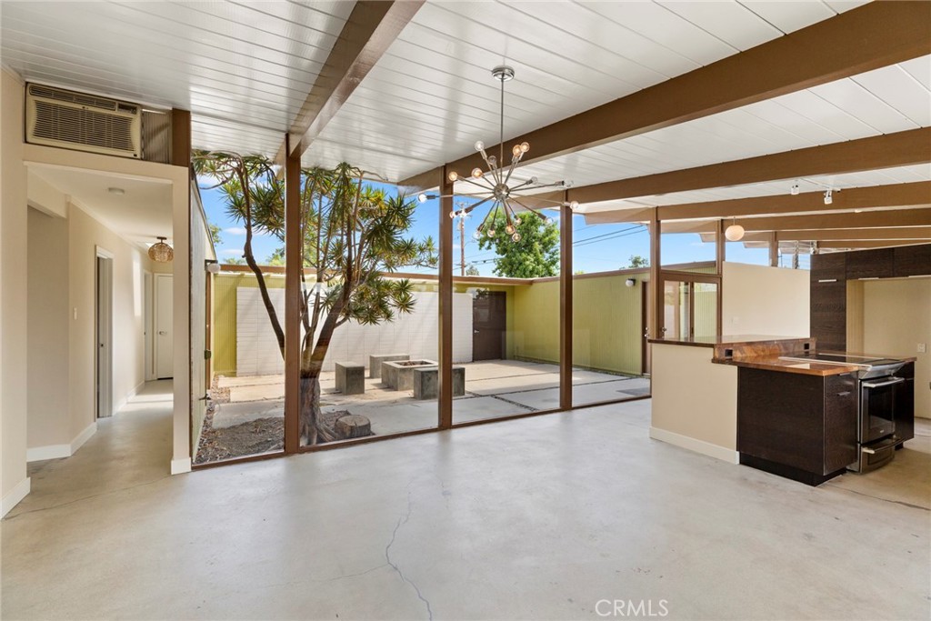 840 E Palmdale Avenue