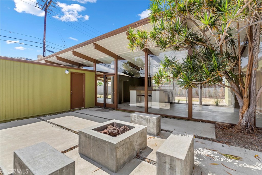 840 E Palmdale Avenue