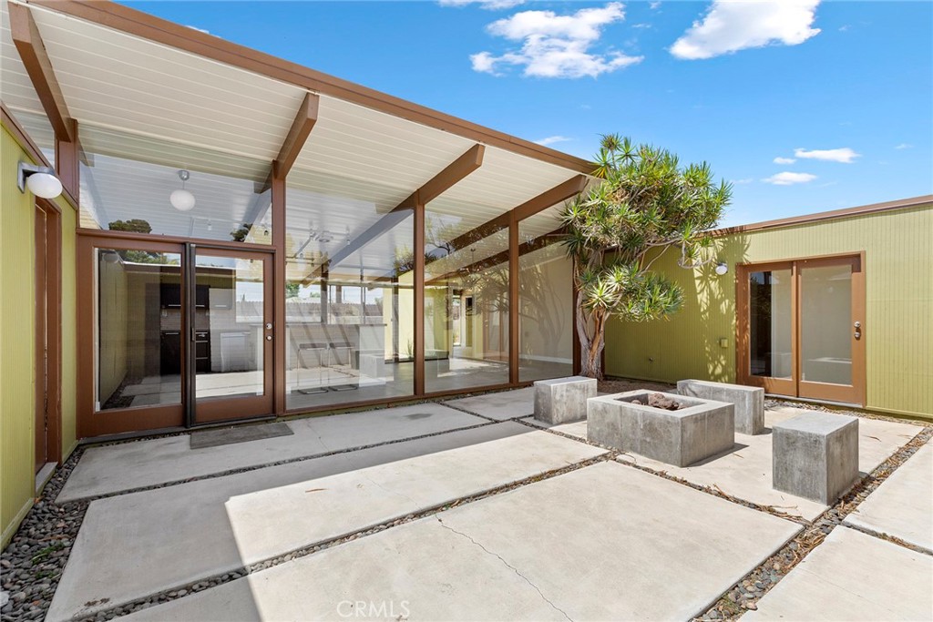 840 E Palmdale Avenue