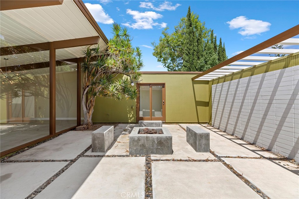 840 E Palmdale Avenue