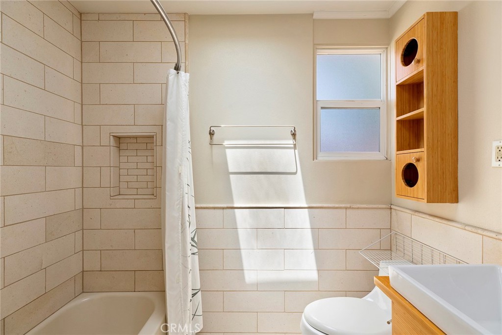 840 E Palmdale Avenue