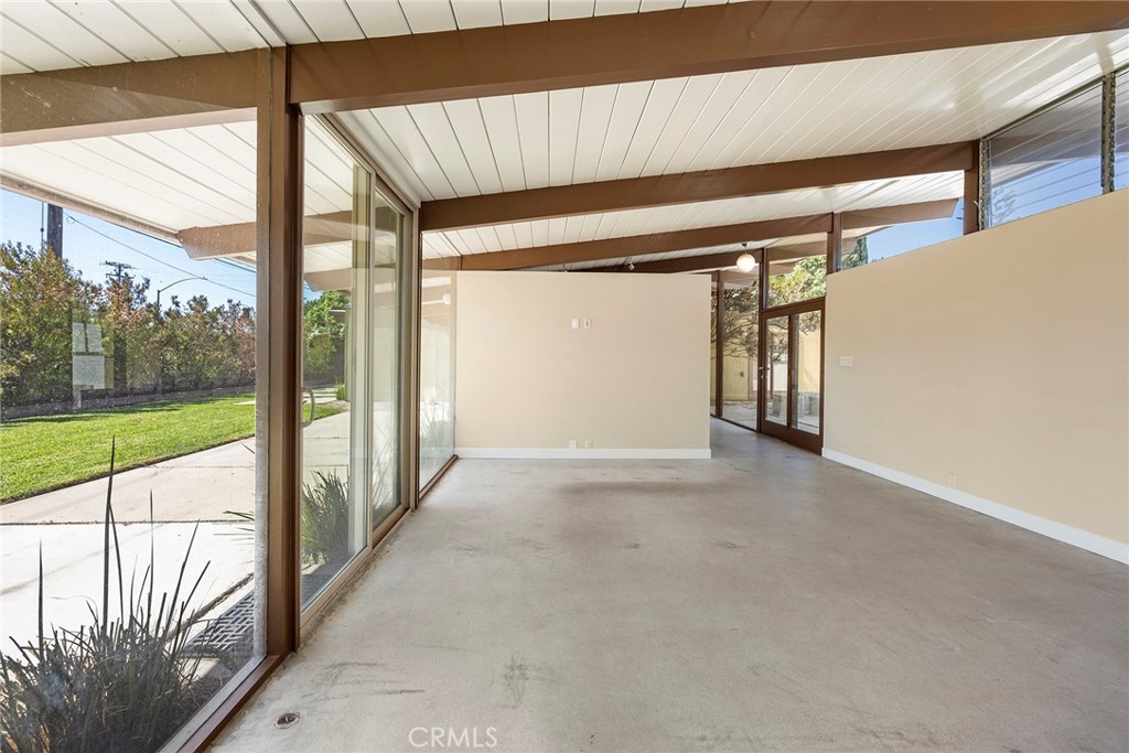 840 E Palmdale Avenue