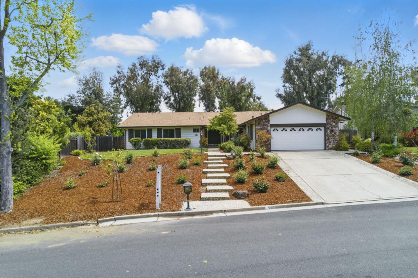1310 Hillcrest DR