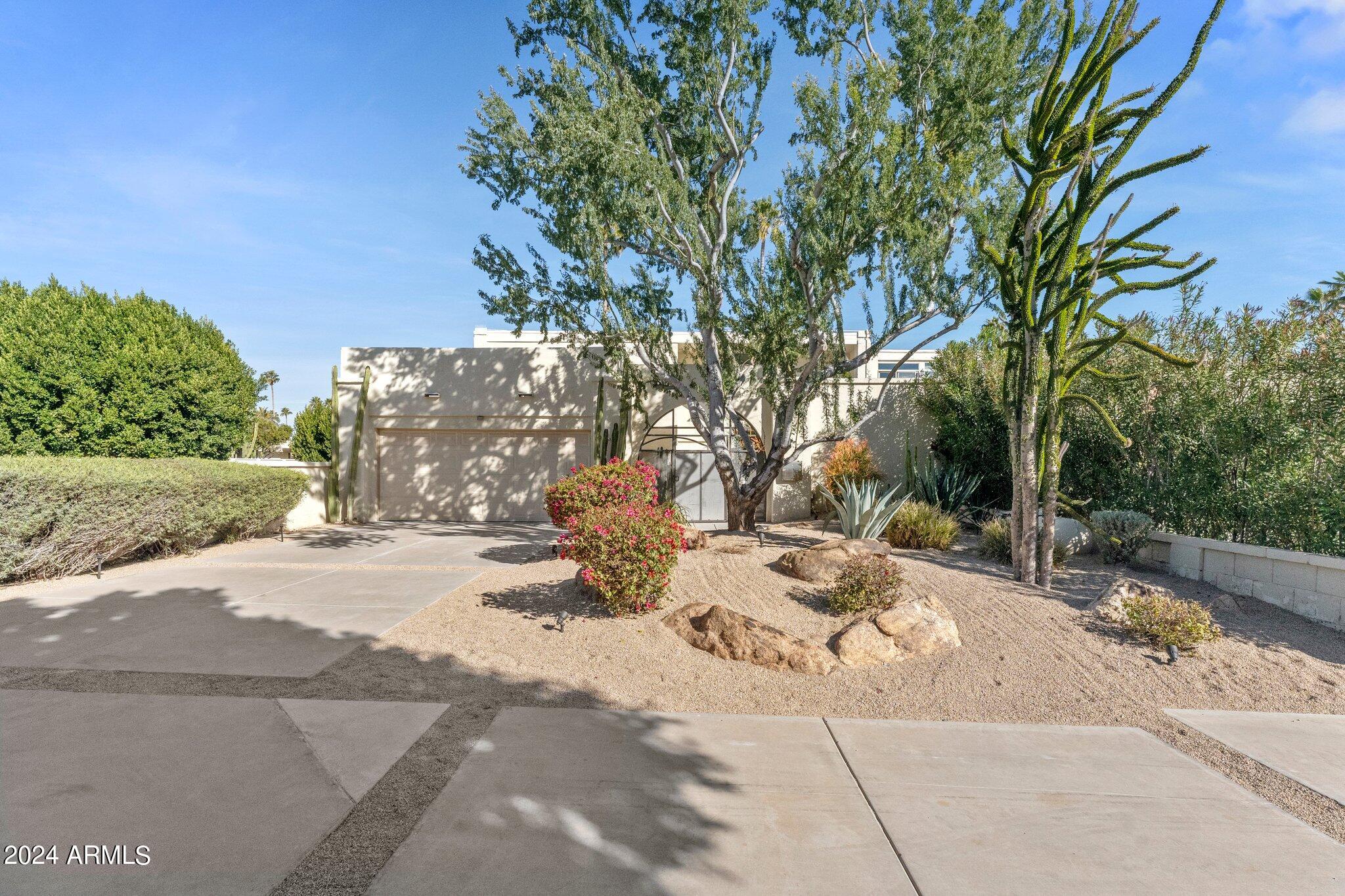 8702 E DEVONSHIRE Avenue