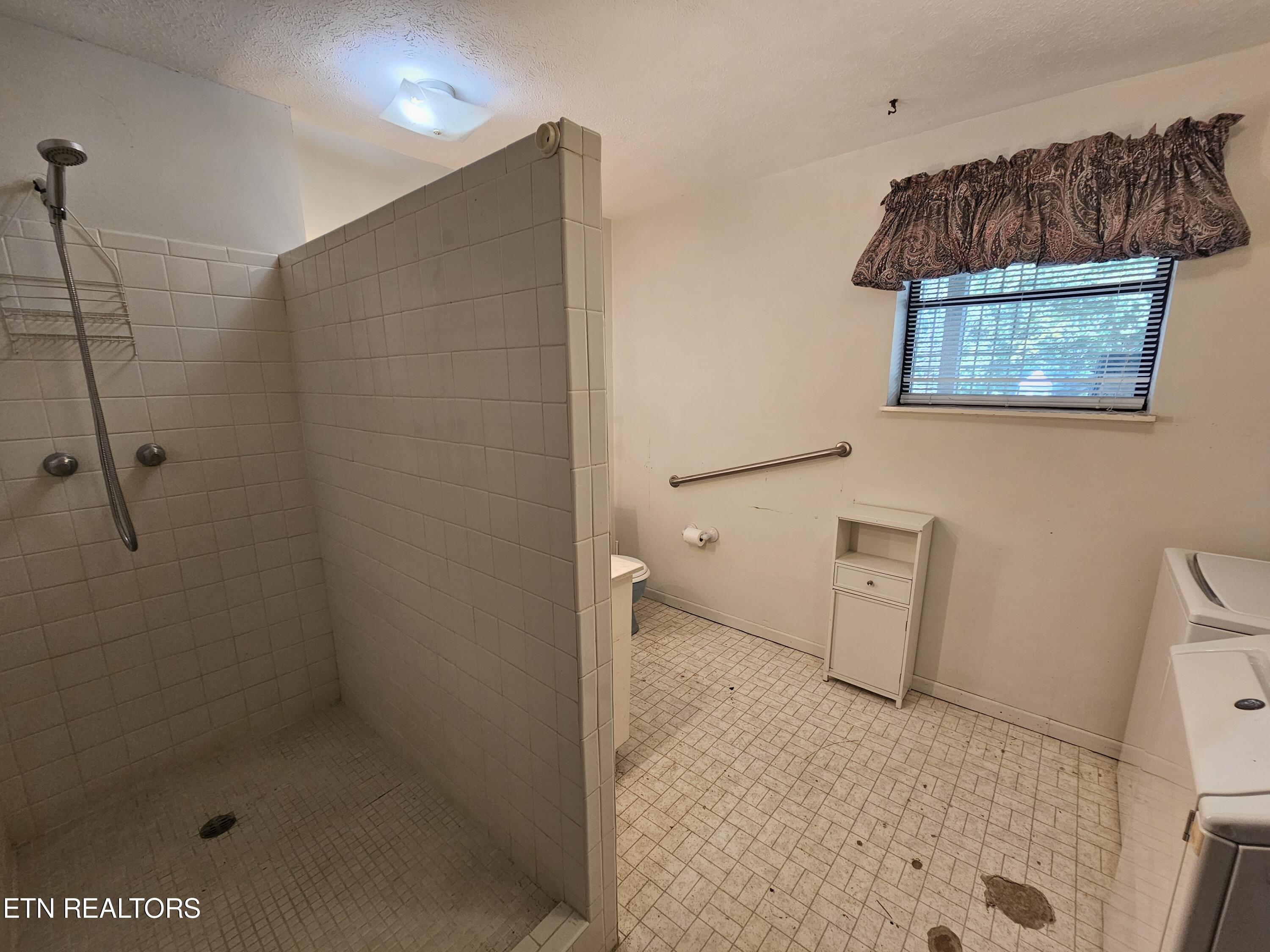607 Crestwood Drive