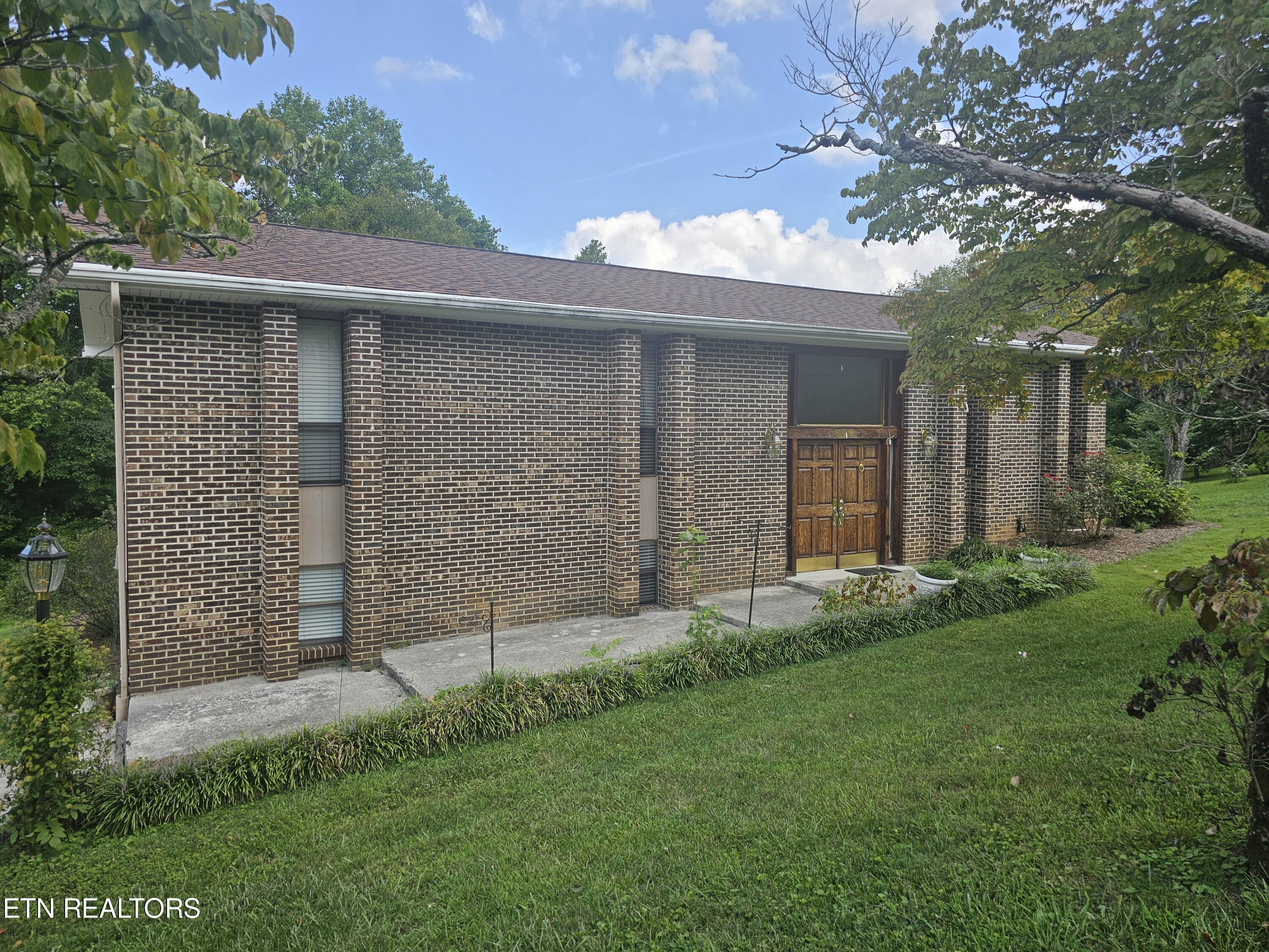 607 Crestwood Drive