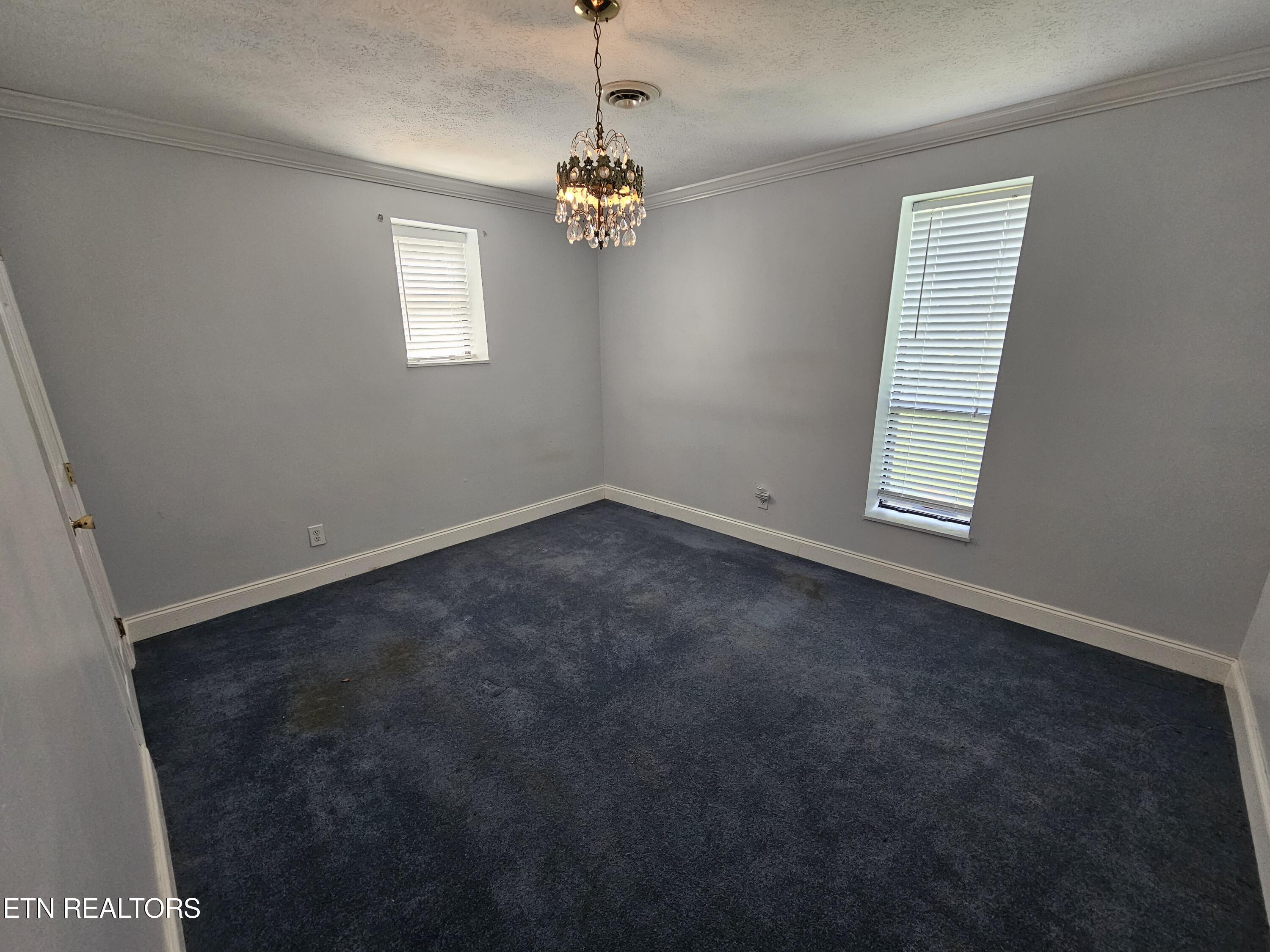 607 Crestwood Drive