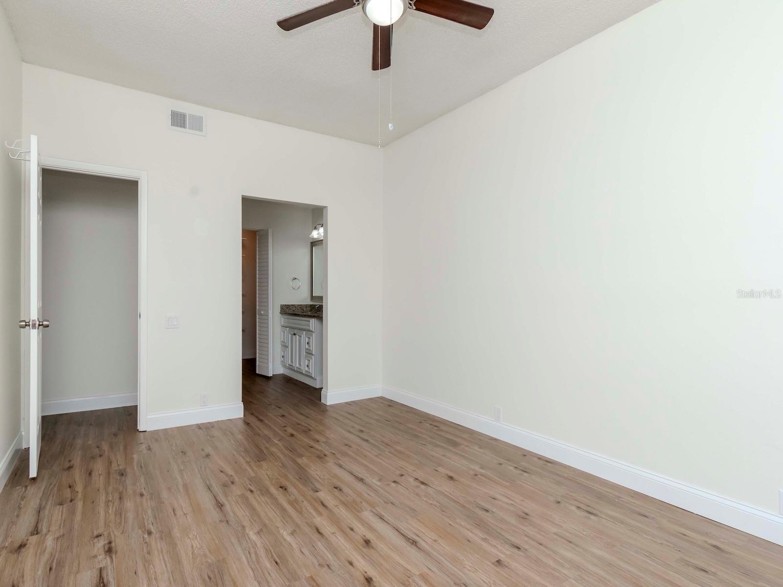 1813 LAKE CYPRESS DR #902