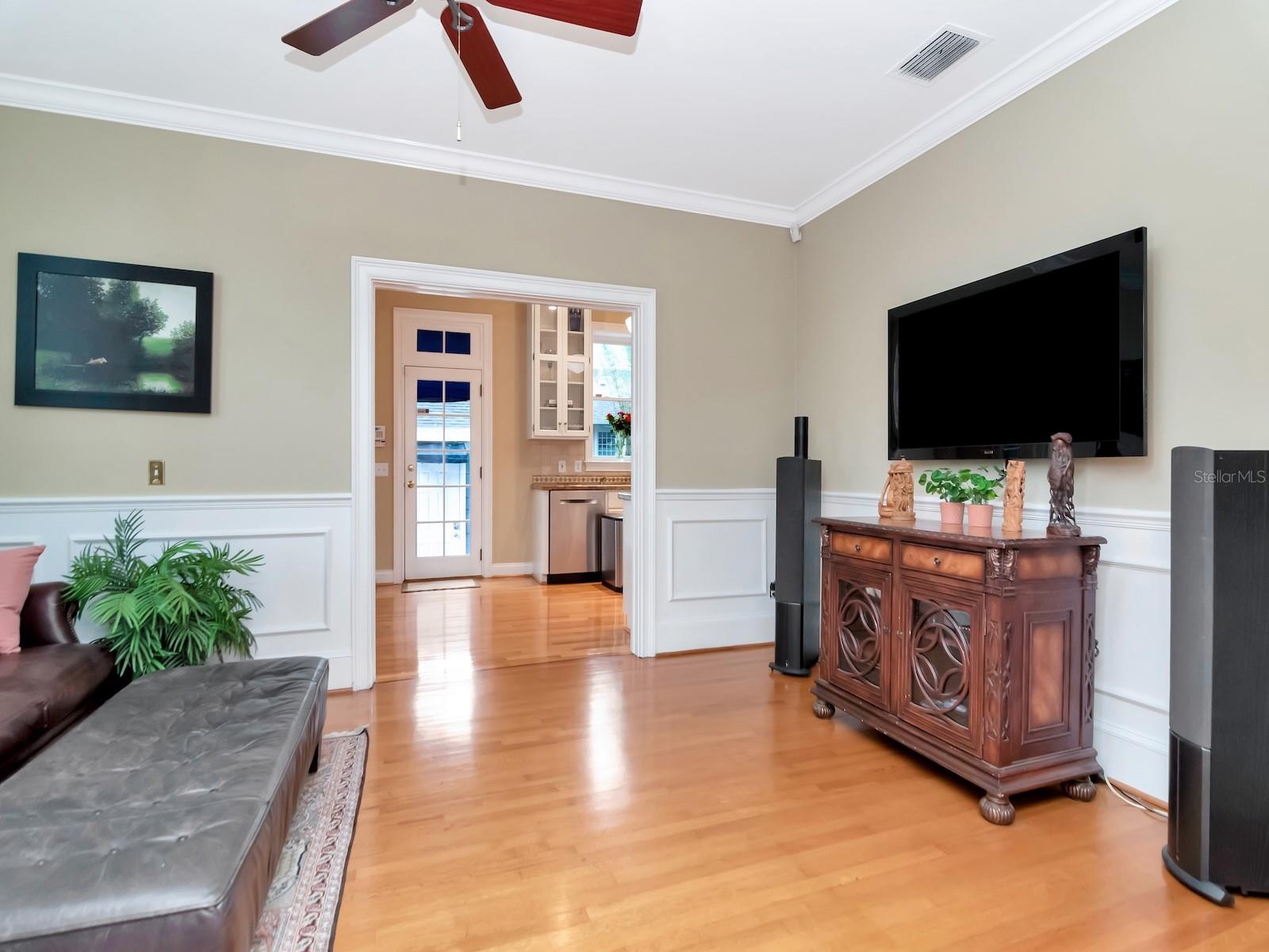 1403 W WATROUS AVE