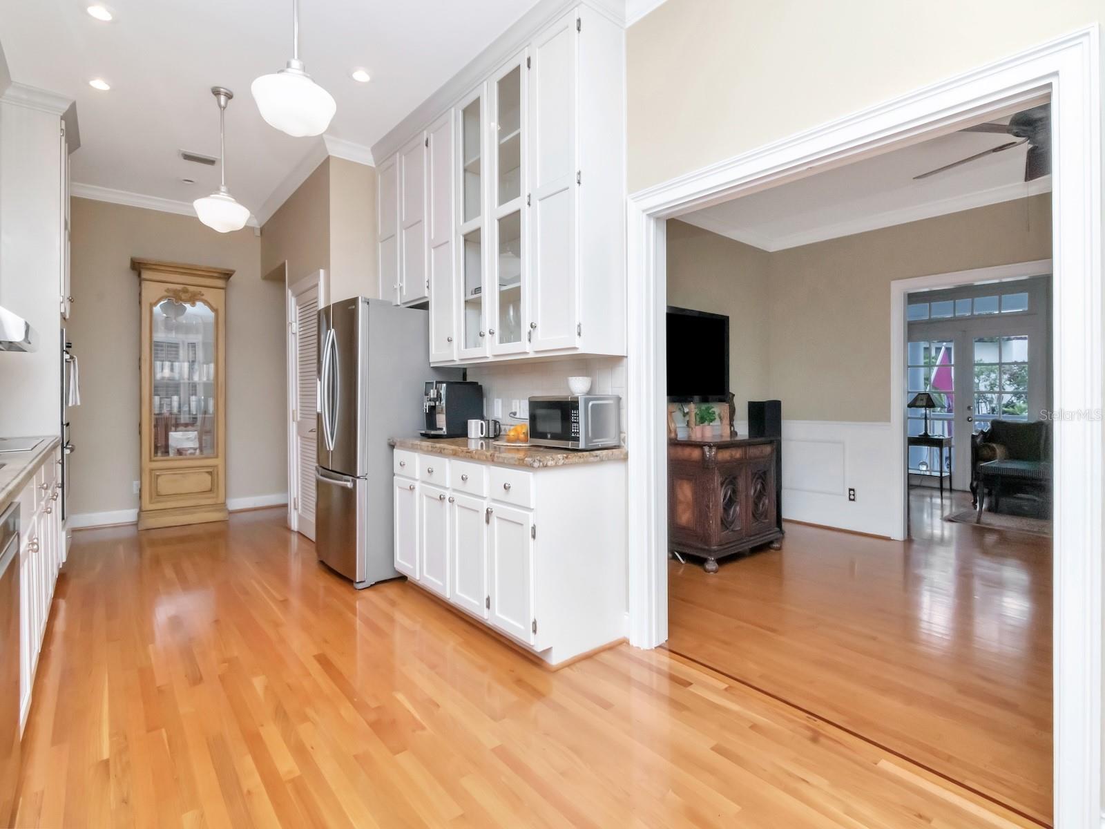 1403 W WATROUS AVE