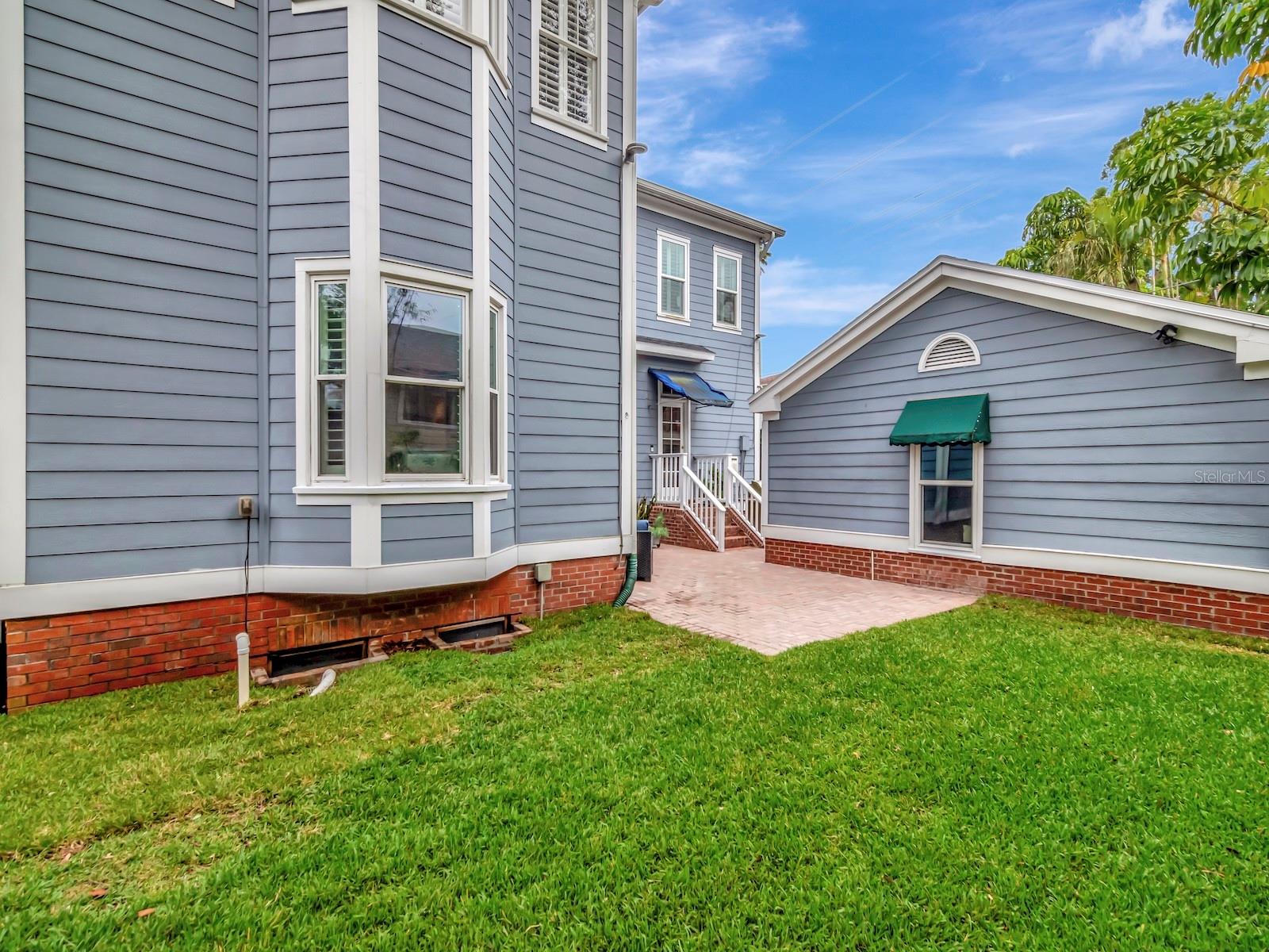 1403 W WATROUS AVE
