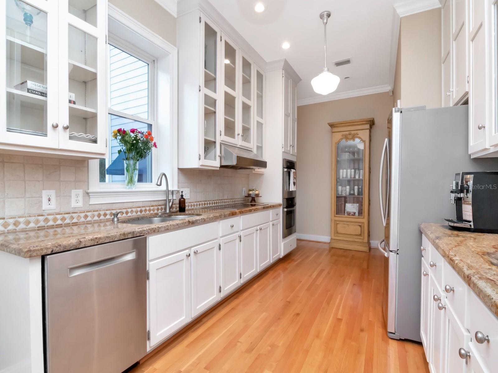 1403 W WATROUS AVE
