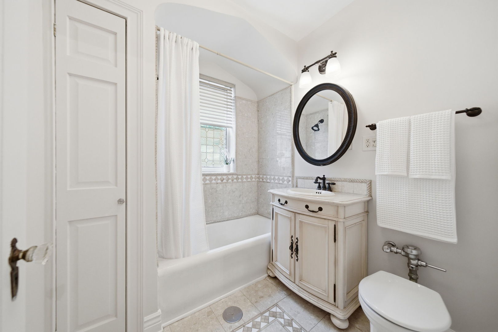 6751 N Artesian Avenue Unit: 1C