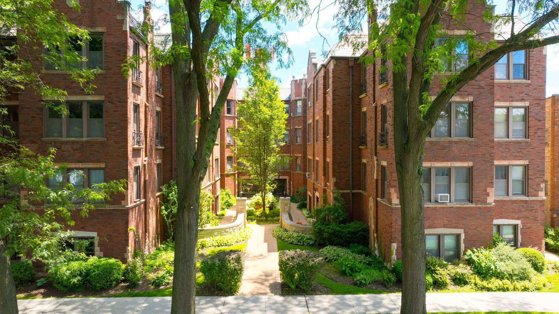 6751 N Artesian Avenue Unit: 1C