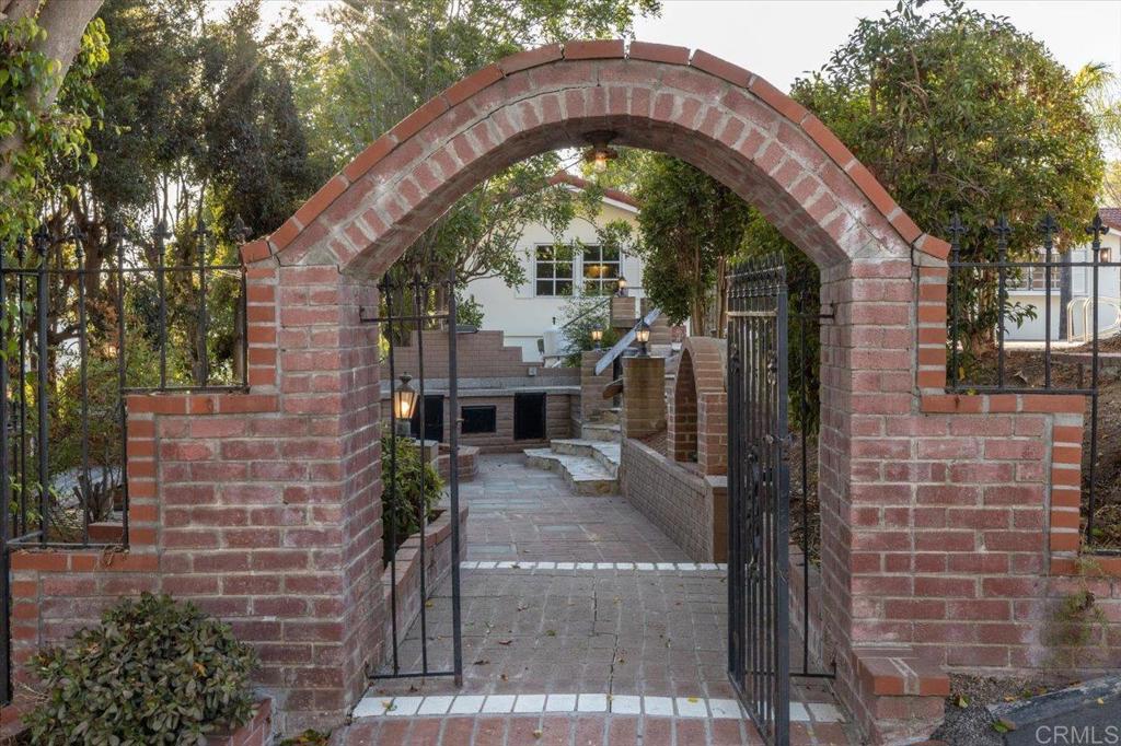 748 Old Oak Ridge