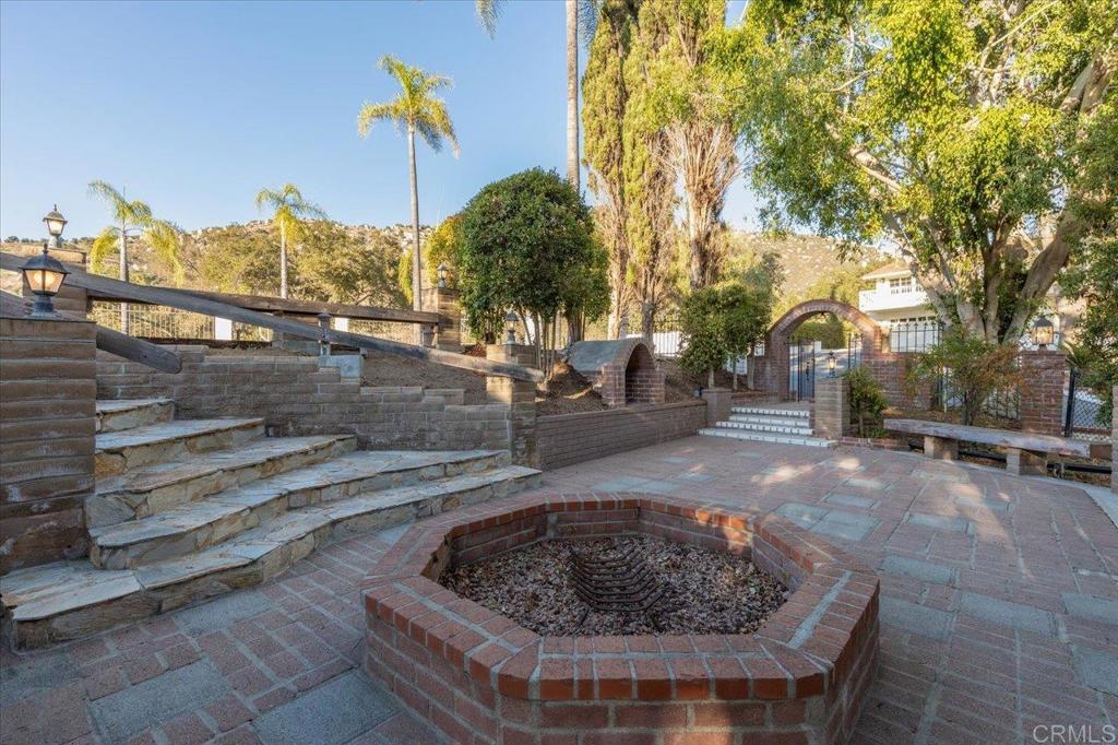 748 Old Oak Ridge