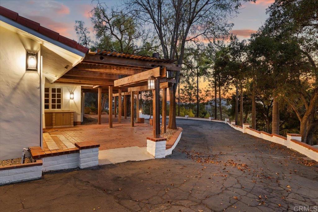 748 Old Oak Ridge
