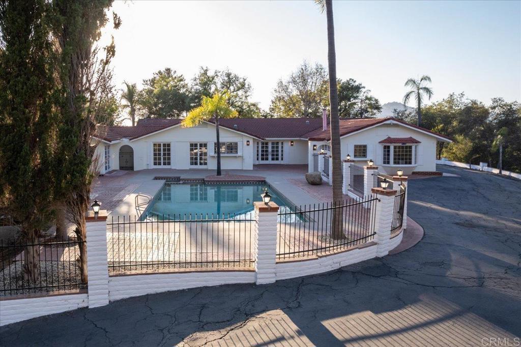 748 Old Oak Ridge