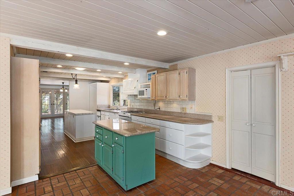 748 Old Oak Ridge