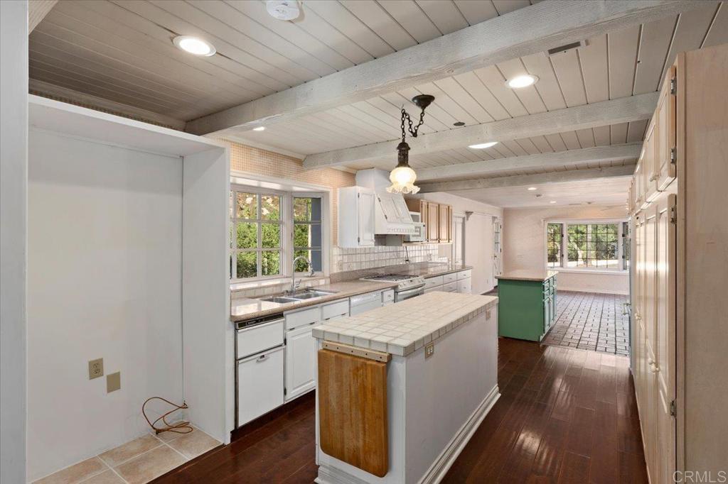 748 Old Oak Ridge