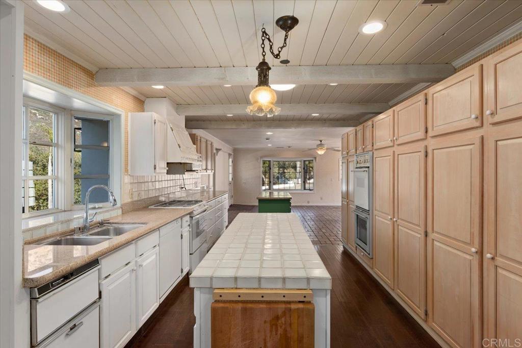 748 Old Oak Ridge