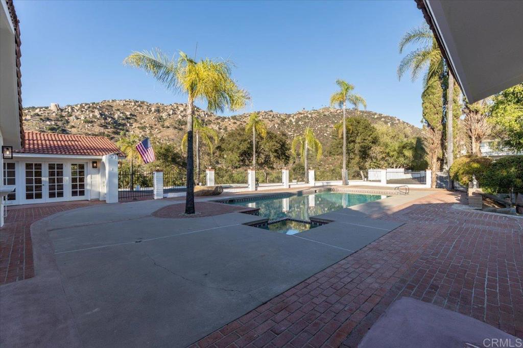 748 Old Oak Ridge
