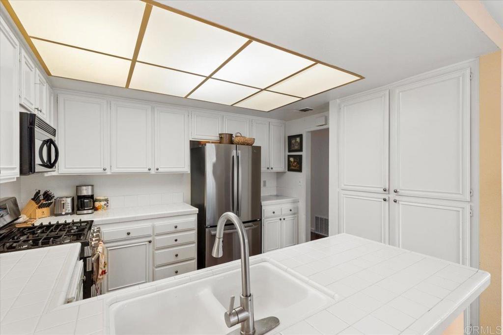 1209 La Verde Lane