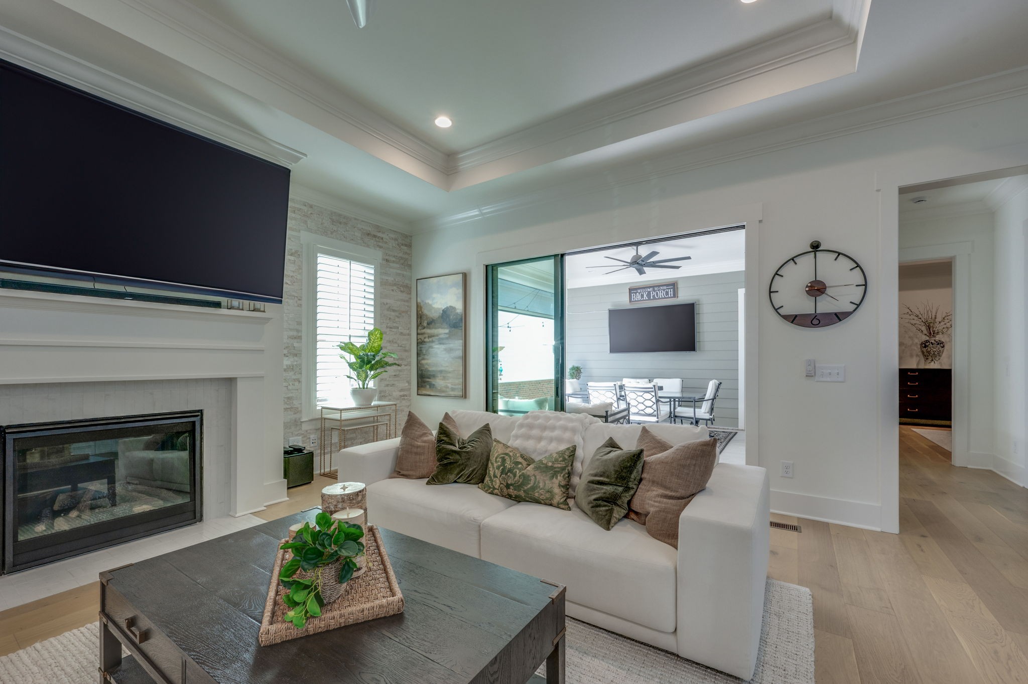 5042 Congress Dr