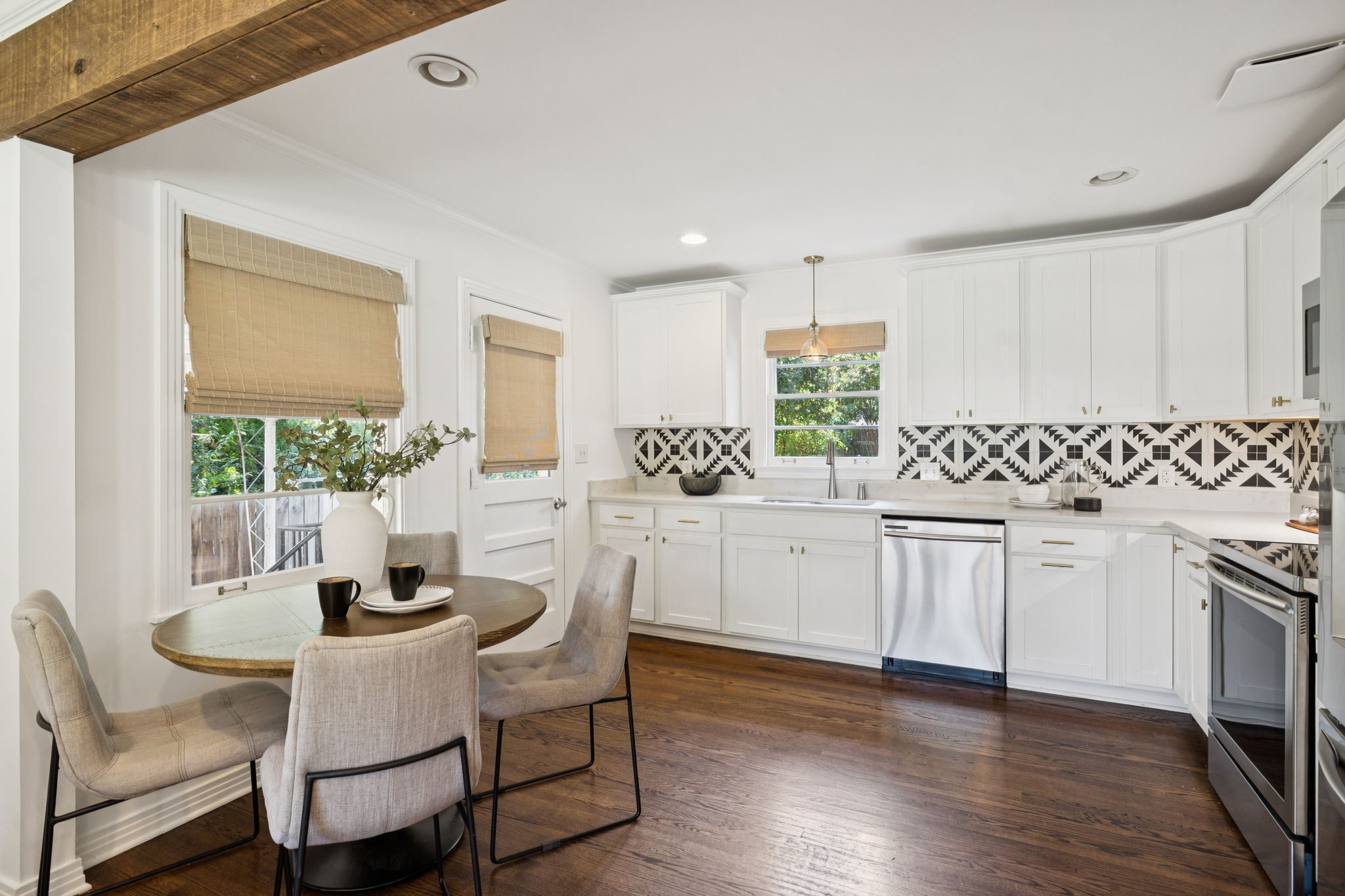 308 Meadowlawn Dr