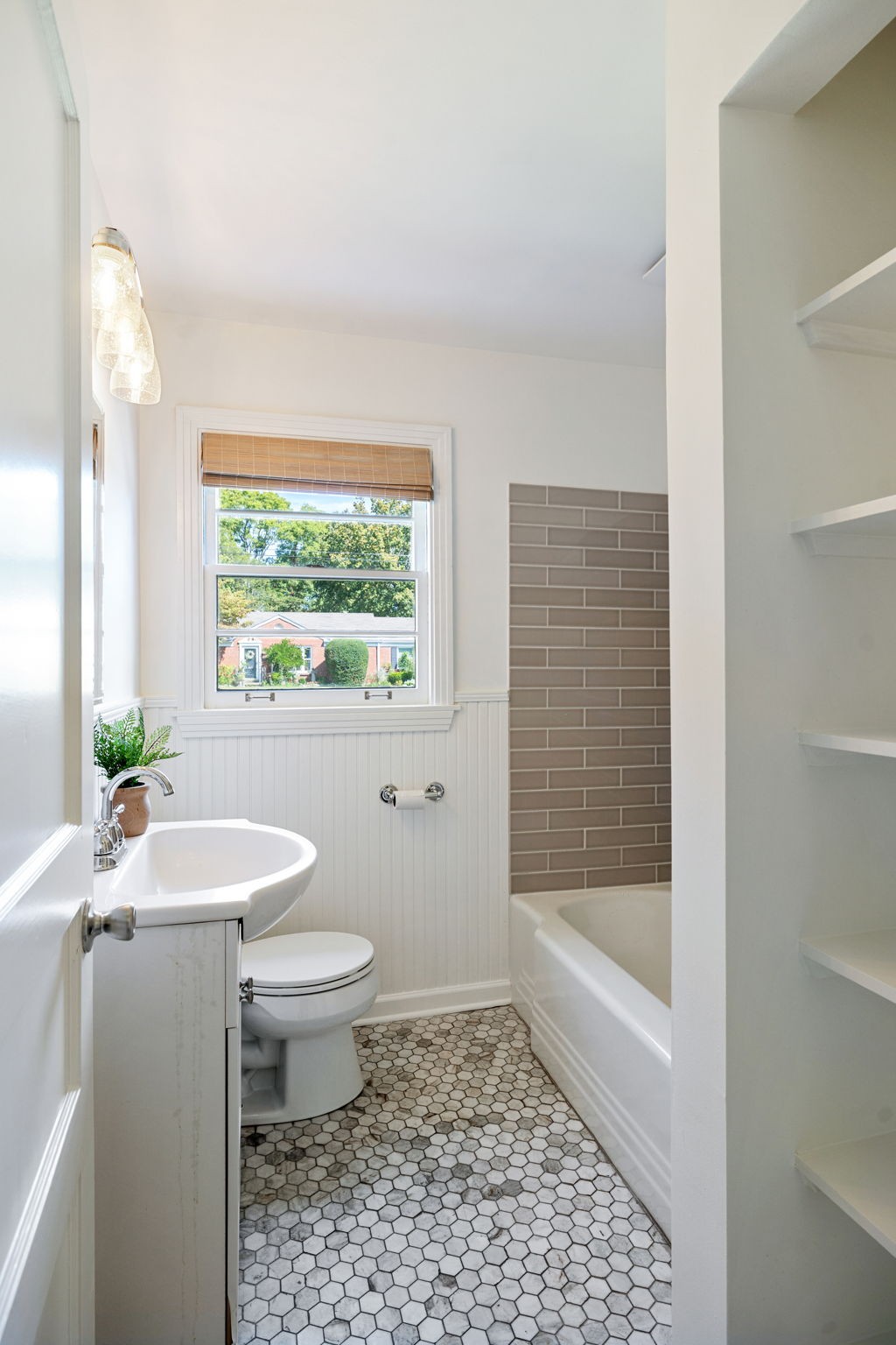 308 Meadowlawn Dr